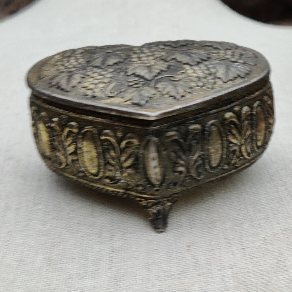 🍇 Vintage Japanese grapes and leaves heart trinket box - Picture 2 of 5